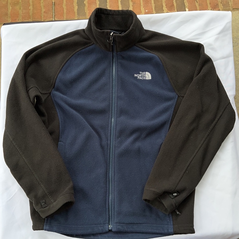 The North Face men’s size medium fleece zip up jacket. Great used condition!